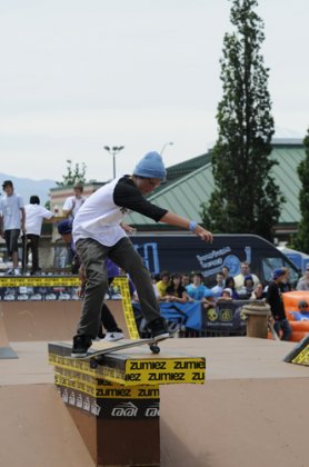 Local lipsliding during the Best Foot Forward Am Contest. Photo: Eric Poole