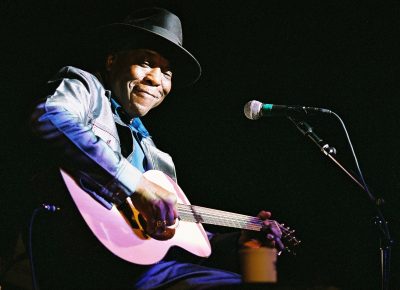 Legendary Blues guitarist Buddy Guy is photographed on stage during his performance on the Experience Hendrix Tour in 2004. Photo: Steven C. Pesant