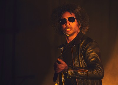 For a brief moment William DuVall looks into the camera for a quick photo before returning to his set with Alice in Chains. Photo: Talyn Sherer