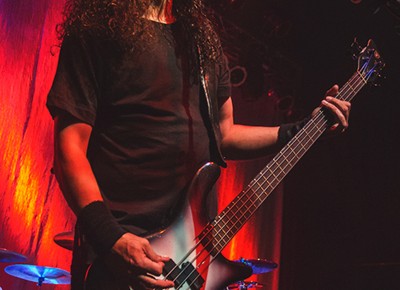 In a triumphant return to the spotlight, bassist Mike Inez performs an incredible rendition of Alice in Chains new hit song “Check My Brain.” Photo: Talyn Sherer