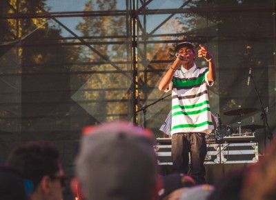 Bishop Nehru points to the crowd while lyrically speaking about his life’s struggles.