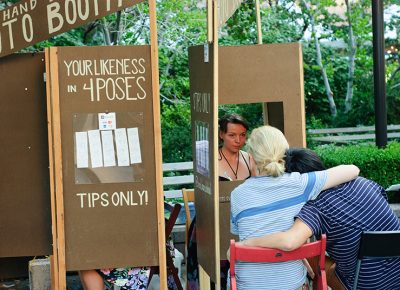 A couple sits for a hand-drawn photo. Photo: @snowlenda