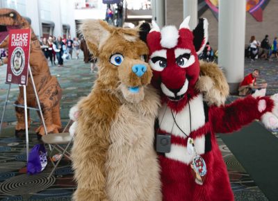 When furry friends find each other at Comic Con, some loving embraces are inevitable. Photo: @Lmsorenson
