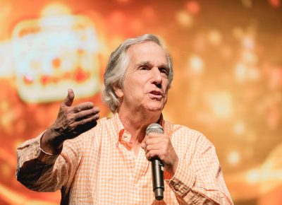 The nicest, most scattered man in the world, Henry Winkler, talking to the crowd about learning differences and how to believe in yourself. Photo: @Lmsorenson