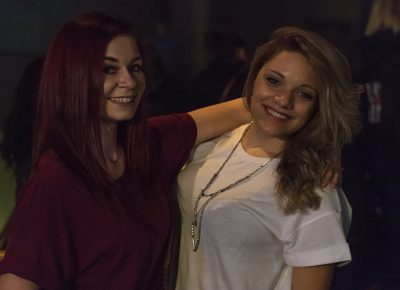 Best friends Jorie and Savannah take in Tuesday’s concert in the bar. Photo: ColtonMarsalaPhotography.com