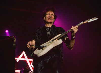Steve Vai gets a little crazy with his whammy bar. Photo: Talyn Sherer