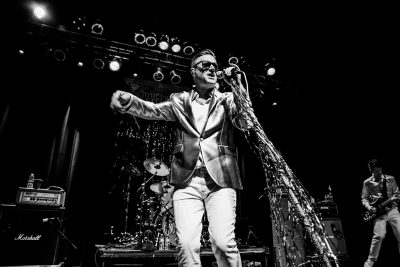 Spike Slawson on vocals for Me First and the Gimme Gimmes. Photo: Gilbert Cisneros