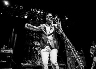 Spike Slawson on vocals for Me First and the Gimme Gimmes. Photo: Gilbert Cisneros