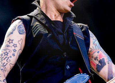Bassist Mike Dirnt with exposed sleeves and spiked hair perfectly mixes Billy Idol with '90s rock. Photo: Lmsorenson.net
