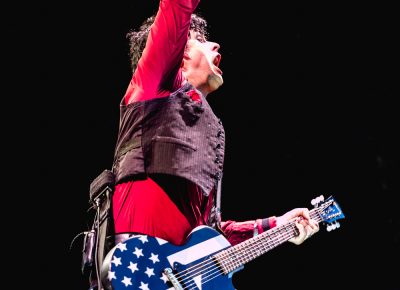 With a flag guitar, Billie Joe Armstrong plays hit songs from American Idiot. Photo: Lmsorenson.net