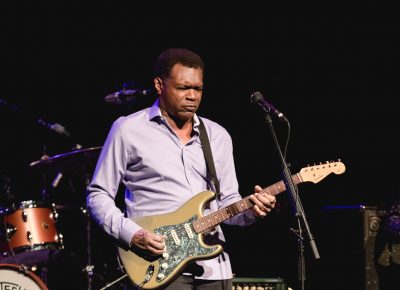 Robert Cray riffing some blues during the opening song. Photo: @Lmsorenson.net