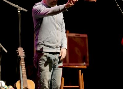 John McCrea points to the audience with the vibraslap to guide their singing along. Photo: Lmsorenson.net