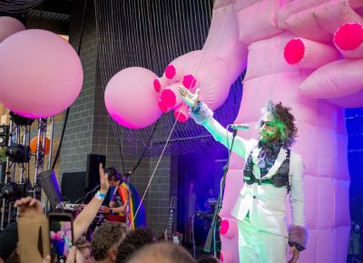 Wayne embraces the crowd. Photo: ColtonMarsalaPhotography.com