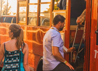As the sun begins to set, Tastemakers attendees rush to jump on the bus to Finca. Photo: Talyn Sherer