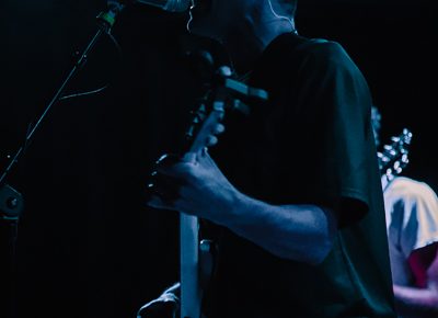 Regularly wielding an instrument, McMahon swapped between his acoustic guitar and a Gibson SG.