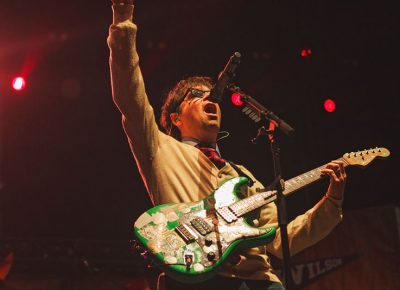 Rivers Cuomo gives one last shout out to Salt Lake before finishing off "Undone – The Sweater Song."