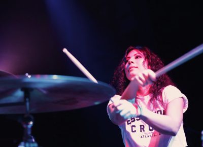 Jess, drummer for Tessa Violet. Photo: @Lmsorenson Photography