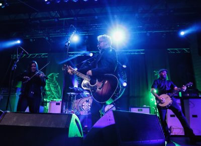 Flogging Molly takes the stage and start playing the favorites. Photo: @Lmsorenson