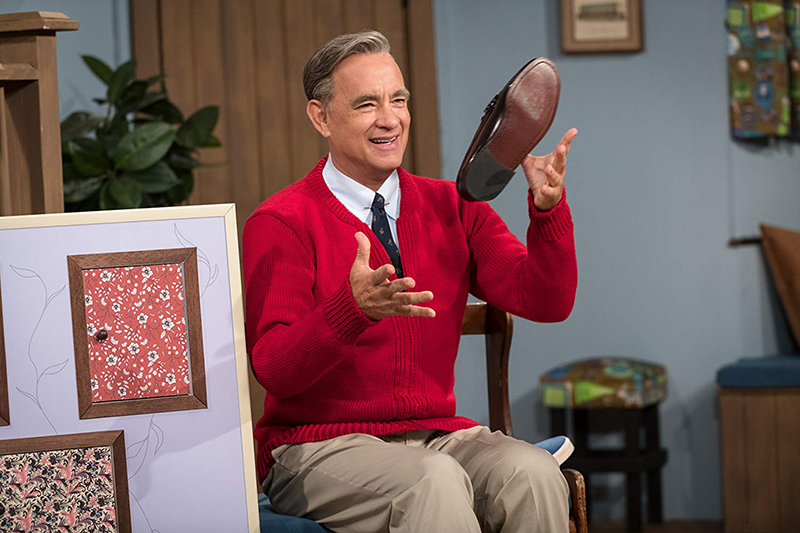 In a Beautiful Day in the Neighborhood, American treasure Tom Hanks captures Fred Rogers' gentle aura without doing a self-conscious imitation.