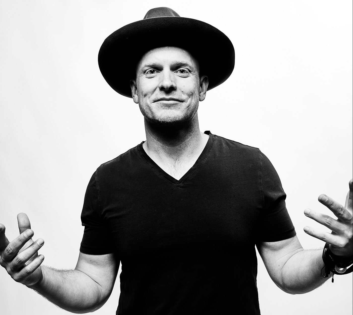 RX Fogarty’s classic and methodical approach paved the way for a far-reaching media empire, Dear World, that offers unique insights into expression, reflection and storytelling.