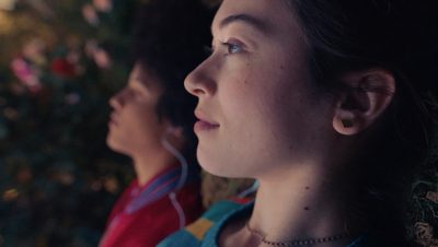 The Sky is Everywhere follows Lennie Walker (Kaufman), a talented, aspiring musician who lives among the towering redwood trees of Northern California along with her gram (Cherry Jones) and her beloved older sister, Bailey.