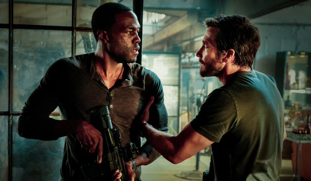 Still of Yahya Abdul-Mateen II and Jake Gyllenhaal in Ambulance