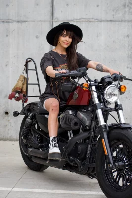 Cintia Lastra gripping the handlebars of a Harley Davidson.