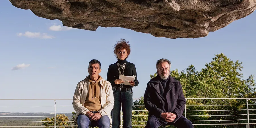 Still of Antonio Banderas, Penelope Cruz, and Oscar Martinez in Official Competition