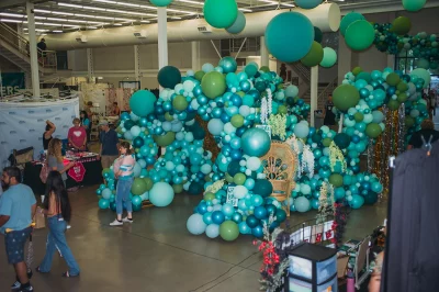 The large balloon sculpture is quite a sight to behold. (Photo: @clancycoop)