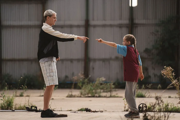 Harris Dickinson and Lola Campbell in Scrapper