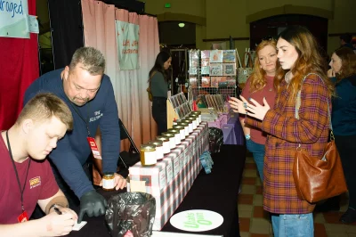 (L–R) Jakob and “The Jellyman” Edgar with Hadfield House sampling hot jelly.
