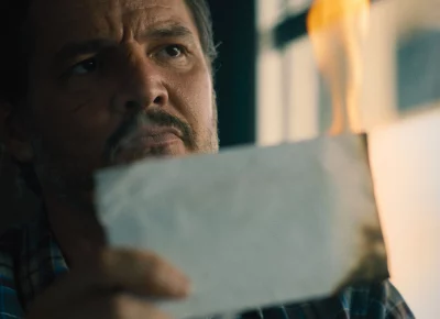 Pedro Pascal in Freaky Tales holds up a note.
