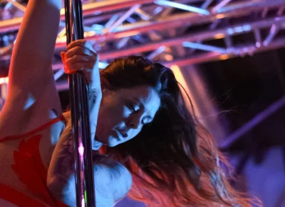 Joy Hansen wows the audience with their skills on the pole.