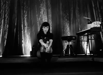 Lauren Mayberry intensely engages with her audience. Photo: Derek Brad.