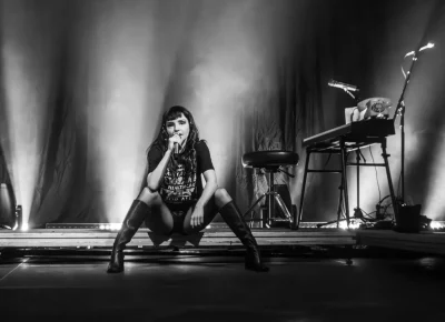 Lauren Mayberry uses body language to enhance her performance. Photo: Derek Brad.