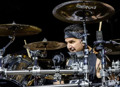 Charlie Benante on drums.