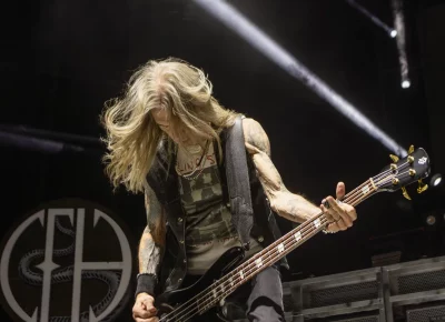 Rex Brown kicks in with the bassline.