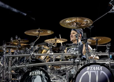 Charlie Benante on drums.