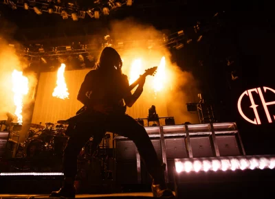 Zakk Wylde playing "Hellbound."
