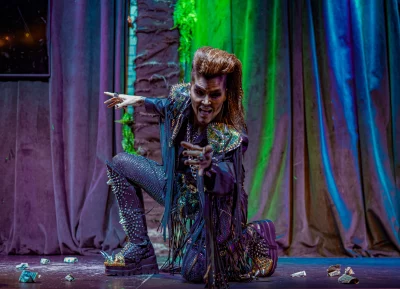 Kory Edgewood crouched down is a dynamic pose onstage.