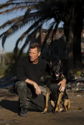 Aaron Eckhart Aaron Eckhart with a K9 dog.