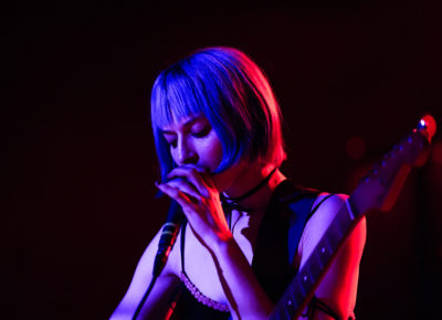 Artist Oxis, singing